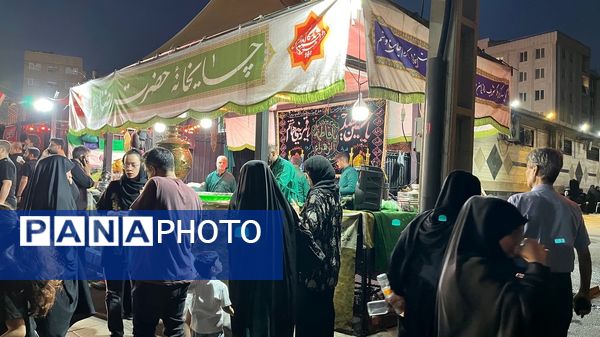 نوجوانان تهرانی هم‌نوا با اسرای کربلا به سوگ امام حسین (ع) نشستند