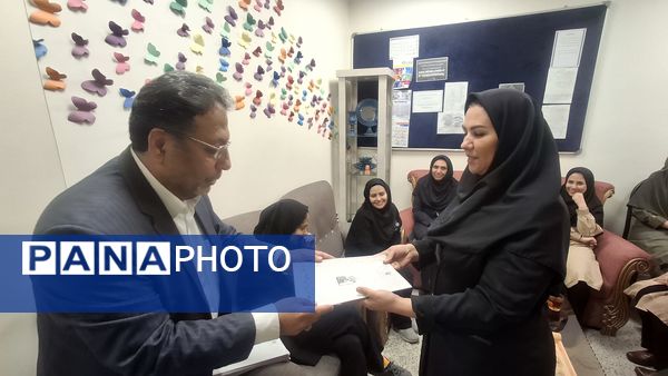 مدیر آموزش‌وپرورش منطقه ۱۴ تهران از کارکنان مدرسه اتیسم راد تقدیر کرد