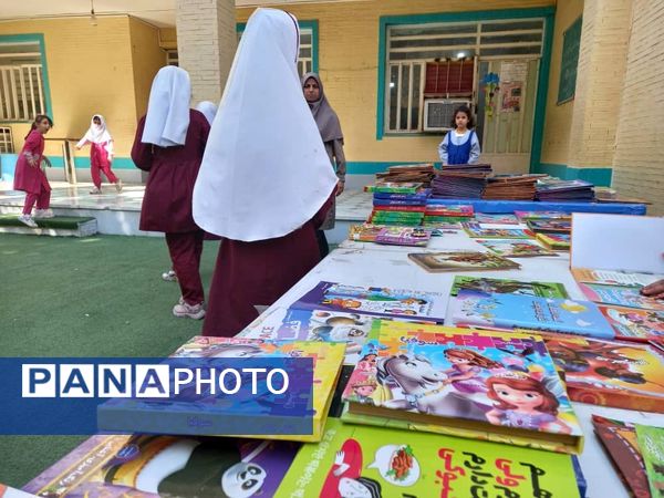 نمایشگاه کتاب در دبستان مریم بندرعباس