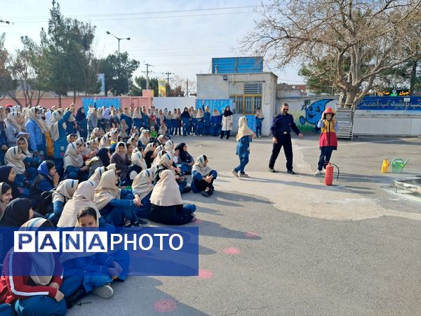 آموزش پیشگیری از مخاطرات چهارشنبه سوری در دبستان سمیه