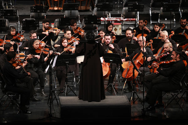 ارکستر سمفونیک تهران به رهبری «پانیذ فریوسفی»