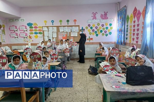 جشن یادگیری صدگان توسط دانش‌آموزان کلاس دوم دبستان شاهد نرگس