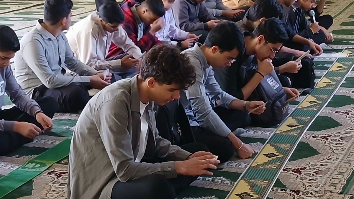 مراسم زیارت پرفیض عاشورا در دبیرستان نمونه دولتی معلم ساوجبلاغ