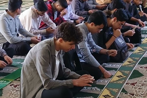 مراسم زیارت پرفیض عاشورا در دبیرستان نمونه دولتی معلم ساوجبلاغ