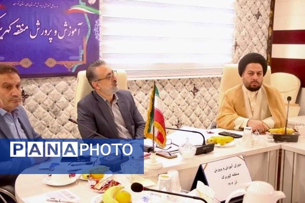 تقدیر از دانش‌آموز نخبه پژوهش‌سرای کاوش در شورای آموزش و پرورش کهریزک