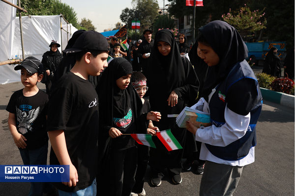 موکب «عشاق‌الحسین» سازمان دانش آموزی در راهپیمایی خانوادگی جاماندگان اربعین حسینی - تهران