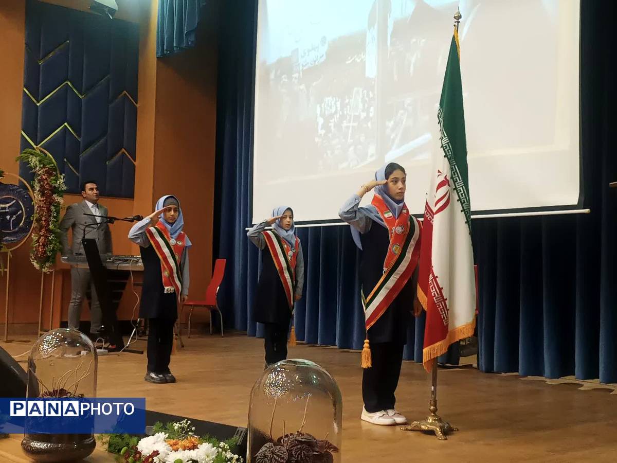 نواختن زنگ سپاس در فرهنگسرای آریو مصلی نژاد