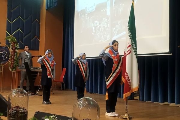 نواختن زنگ سپاس در فرهنگسرای آریو مصلی نژاد 
