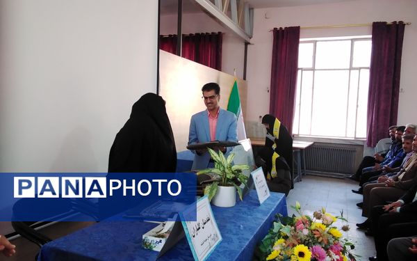 انتخابات انجمن اولیاء و مربیان در دبیرستان نمونه اندیشه شهرستان کاشمر