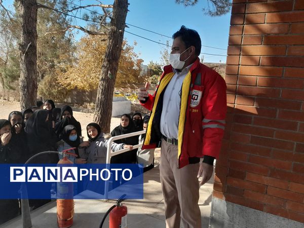 آموزش اطفای حریق و ایمنی به دانش آموزان دبیرستان مادرمهربان خلیل آباد