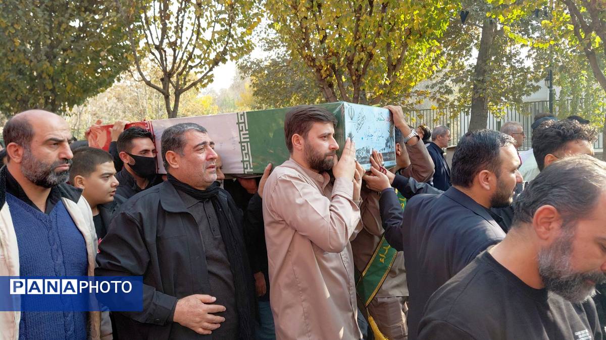 تشییع پیکر شهدای گمنام در دستان مردم کرج