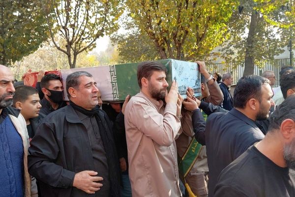 تشییع پیکر شهدای گمنام در دستان مردم کرج