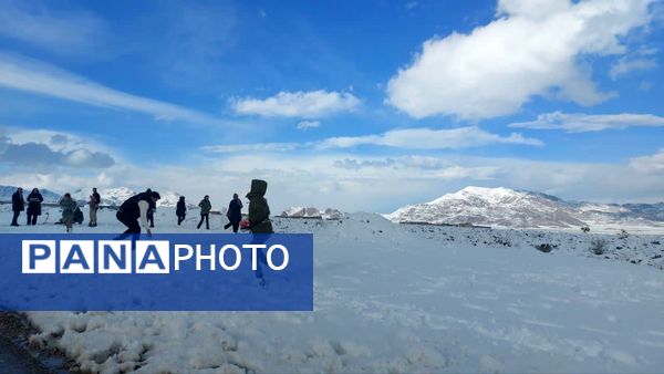 رقص دانه‌های برف در آسمان خاتم؛ شور و هیجان کودکان