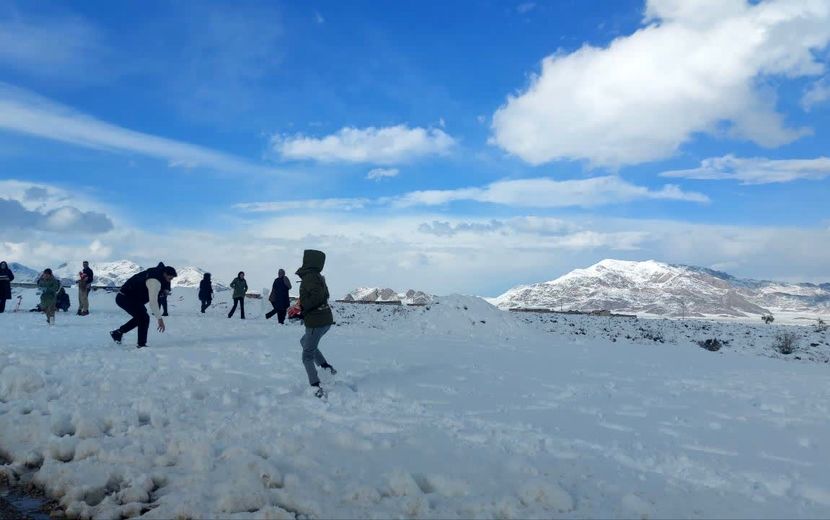 رقص دانه‌های برف در آسمان خاتم؛ شور و هیجان کودکان