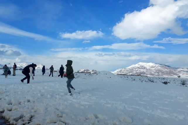 رقص دانه‌های برف در آسمان خاتم؛ شور و هیجان کودکان