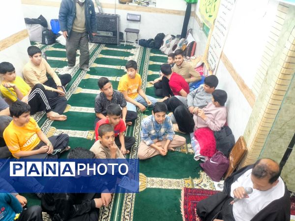 حضور مدیر و معاون دبستان شهید پسندیده فدافن در جمع نوجوانان معتکف مسجد صاحب الزمان(ع)