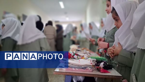 بازارچه مادر دختری با دست‌سازه‌های دانش‌آموزی 