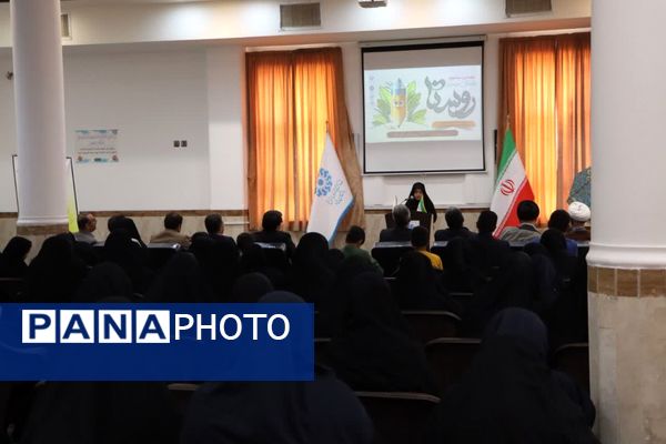 رونمایی از پوستر نخستین جشنواره داستان‌نویسی روستا در روستای گردکوه شهرستان مهریز 