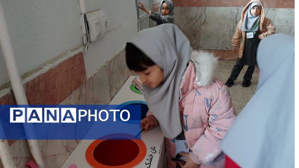 آموزش بازیافت و تفکیک زباله‌های تر و خشک در دبستان نیایش