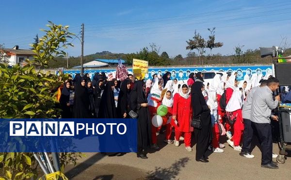 13 آبان متحد و استوار در مقابل استکبار