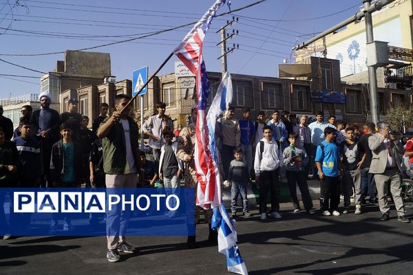 حماسه حضور دانش‌آموزان قرچکی در یوم الله ۱۳ آبان