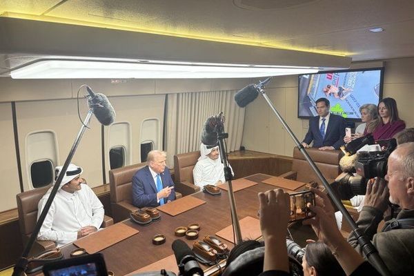 دیدار ترامپ و امیر قطر در هواپیمای رئیس جمهور آمریکا