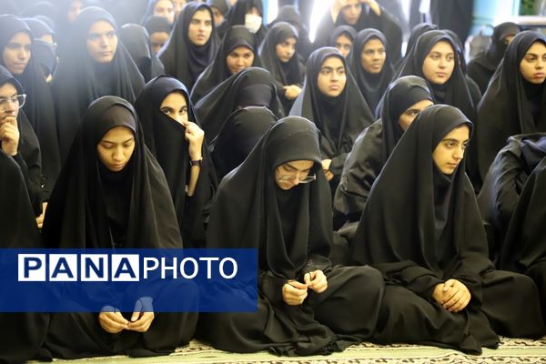نشست پرسش و پاسخ با حضور نماینده ولی فقیه در استان و امام جمعه در دبیرستان نمونه فرهنگ