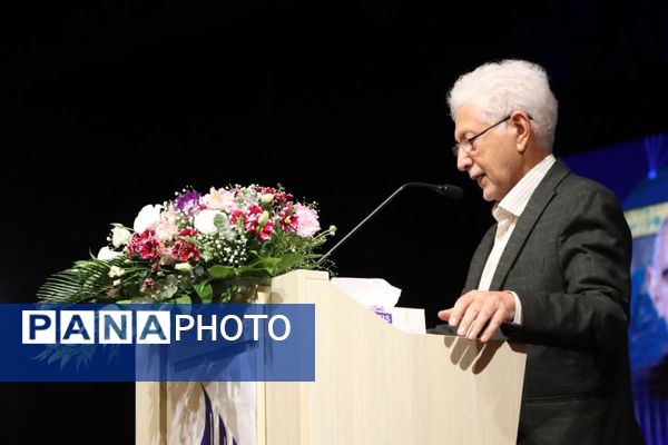 سند هویتی استاد ایرج افشار در یزد رونمایی شد