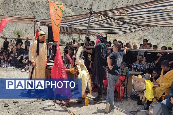 تعزیه خوانی در روز عاشورای حسینی در گلزار شهدای بار 