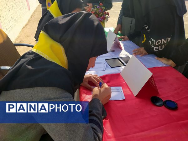 انتخابات شورای دانش آموزی در دبیرستان دخترانه امید 