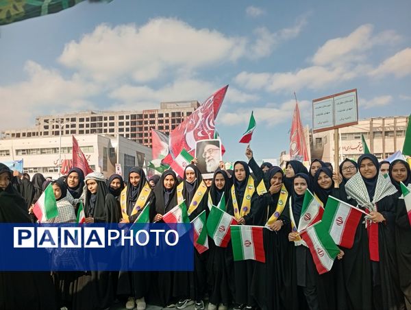 ۱۳ آبان، فریاد شهامت دانش آموزان در مسیر استقلال طلبی و استکبار ستیزی 