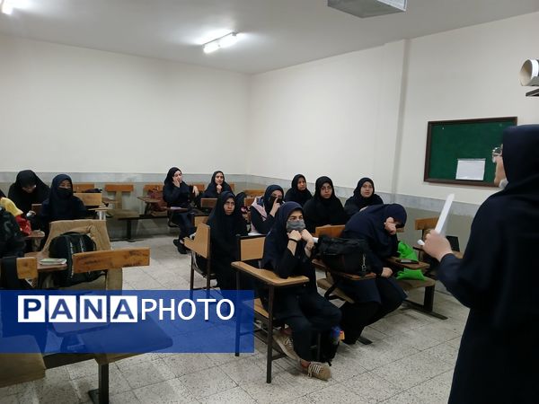  جلسه شورا  و بسیج دانش آموزی در دبیرستان نمونه دولتی مهشید مصلی نژاد