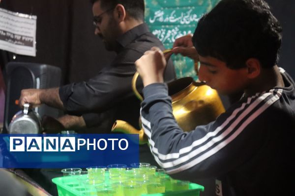 خادمی نوجوانان در عزاداری سید و سالار شهیدان در مشهد