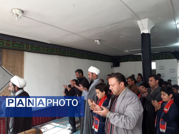 نماز پدر پسری در مدرسه دکتر توسلی