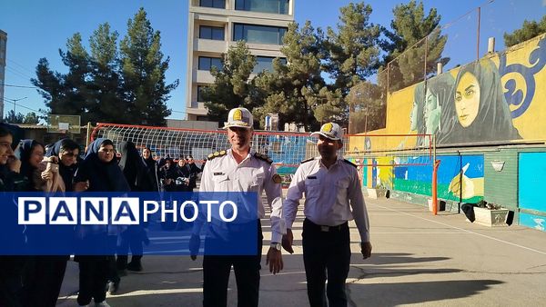 گرامیداشت هفته نیروی انتظامی در دبیرستان دخترانه پیرایش یک