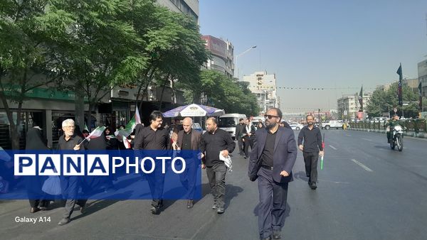 تشییع پیکرهای مطهر فرماندهان بر دستان مردم قدرشناس 