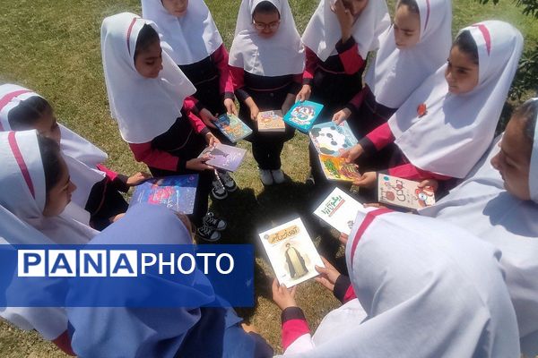 بازید دانش‌آموزان دبستان سعادت از نمایشگاه کتاب