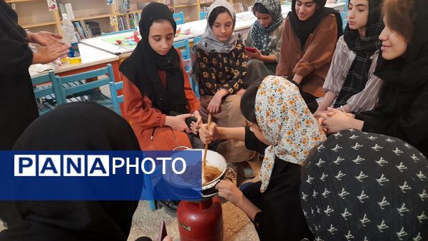 آموزش دوخت مقنعه و پخت و تزیین حلوا در کانون شماره 4 قم
