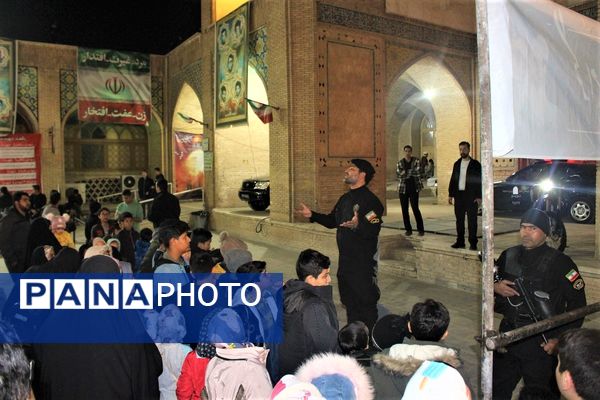 استقبال نوجوانان از غرفه‌های یادواره شهدای مسجد جامع قم