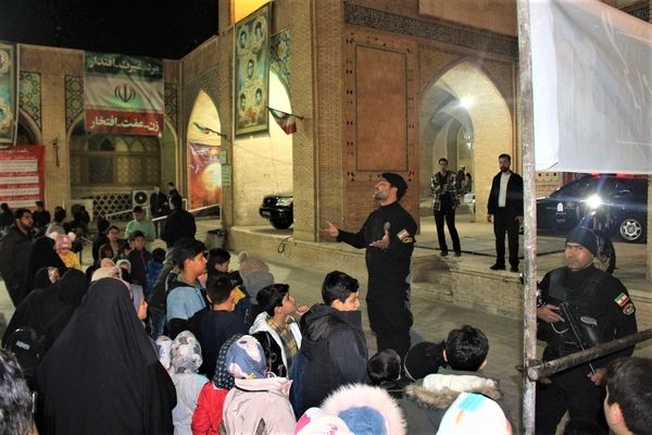 استقبال نوجوانان از غرفه‌های یادواره شهدای مسجد جامع قم