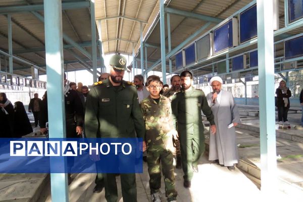 احترام به مقام شهدا با حضور فرماندهان و بسیجیان در گلزار بی‌بی سکینه(س) شهرستان ملارد