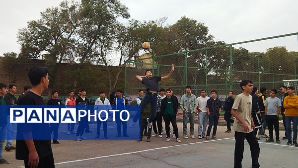 مسابقه والیبال بین دو تیم منتخب دبیران و منتخب دانش آموزان در دبیرستان شاهد ابوذر غفاری 