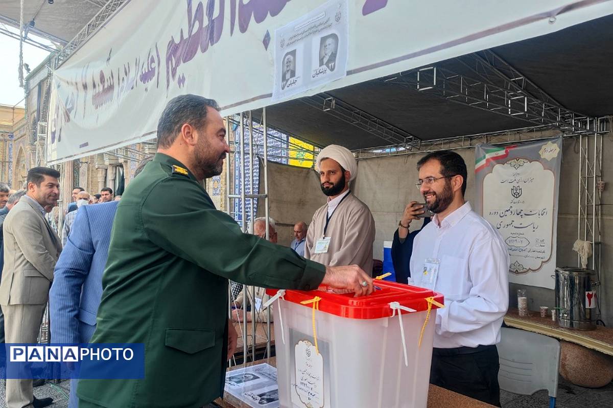 حضور مردم ناحیه دو شهرری در دور دوم انتخابات در کنار مسئولین پای صندوق‌های رای