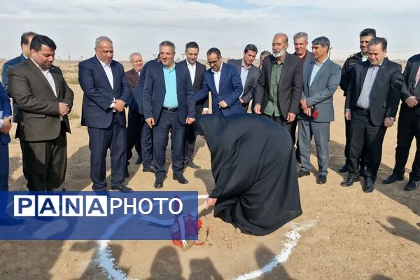 آیین کلنگ‌زنی هنرستان خیرساز هیأت امنایی در قرچک