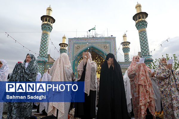 اقامه نماز عید سعید فطر- امامزاده پنج تن(ع) لویزان