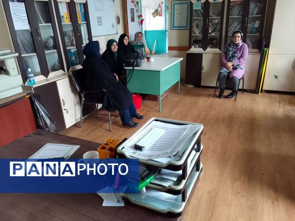 کلاس آموزش آسیب‌های اجتماعی در دبستان اسفندیار طیبی قائمشهر