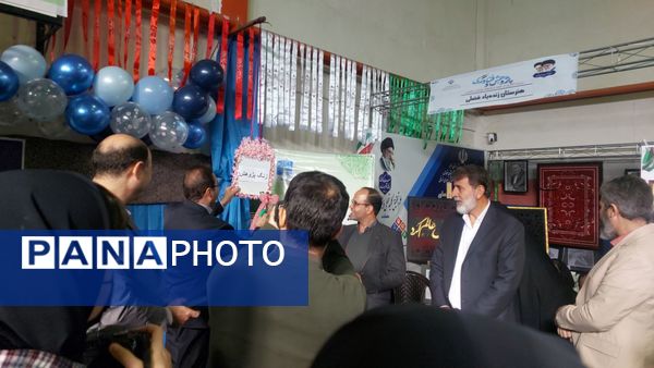 نمایشگاه هفته پژوهش در دبیرستان احمدی روشن شهرستان فردیس