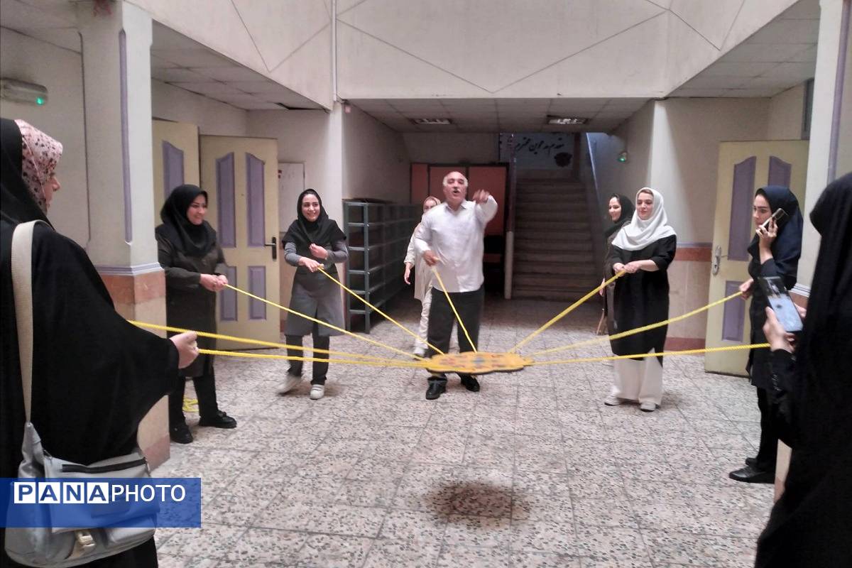 برگزاری دورههای توانمند سازی در دبستان ۱۸ دی ناحیه دو شهرری با حضور مدرس سازمان دانشآموزی