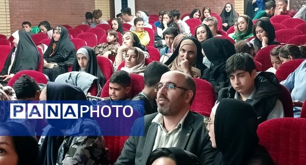 تقدیر از دانش‌آموزان فعال محمدشهری در زمینه‌های فرهنگی و هنری