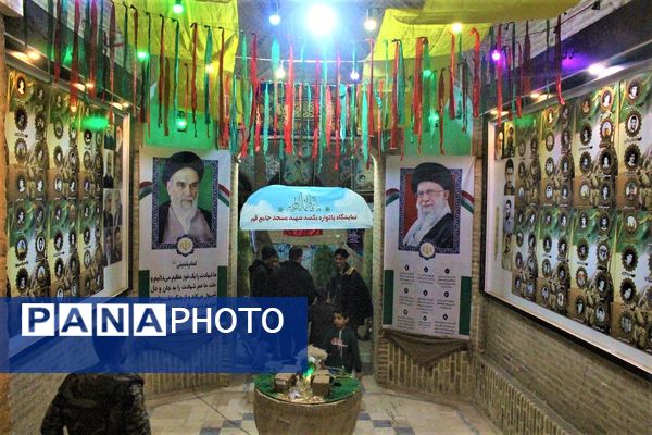 استقبال نوجوانان از غرفه‌های یادواره شهدای مسجد جامع قم